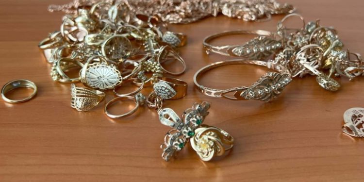 Жалал-Абадда жарандын бетине уксус чачып, 2 миллион сомдук зергер буюмдарын уурдап кеткен