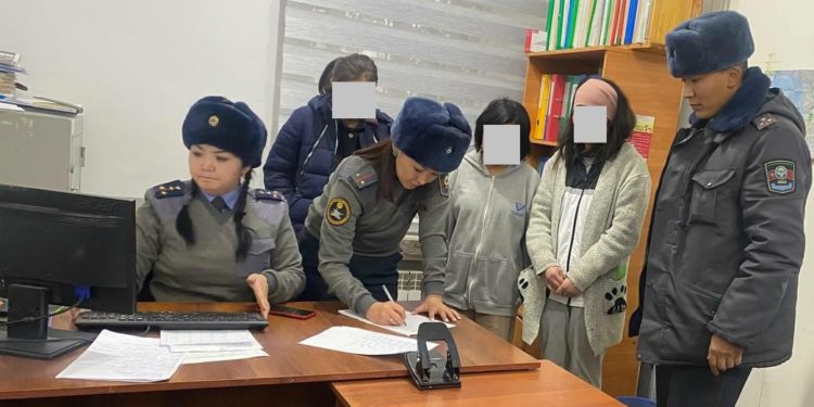 «Үй-бүлөнүн шарты жакшы». Жалал-Абадда көчөлөп күн өткөрүп жүргөн 3 өспүрүм кыз табылды