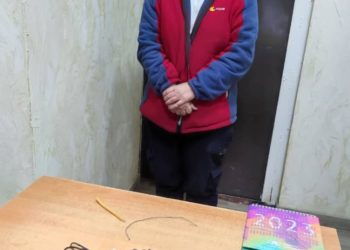 Аялдардын абагына шыпыргыга катып, 4 телефон алып кирүүгө аракет кылган аял кармалды