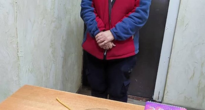 Аялдардын абагына шыпыргыга катып, 4 телефон алып кирүүгө аракет кылган аял кармалды