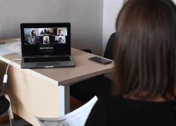 Майлуу-Суу шаарындагы мектептер онлайн окууга өттү