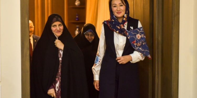 Кыргызстан менен Ирандын биринчи айымдары жолукту. Эмнелер талкууланды?