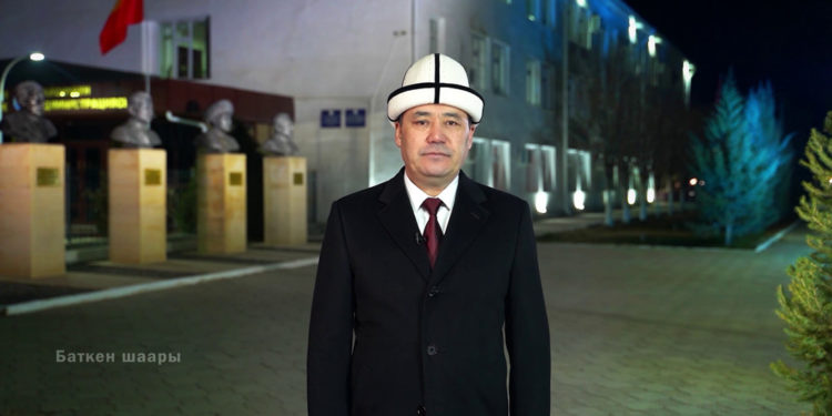 Садыр Жапаровдун жаңы жылдык куттуктоосу кантип тартылган? (видео)