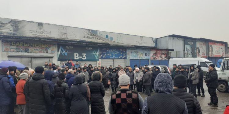 «Дордой-Дыйкан» базарынын соодагерлери митингге чыгышты