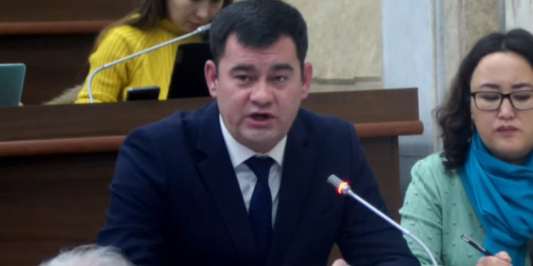 «Мен уялып жатам». Чиновник кыргыз тилин билбегени үчүн депутаттардан кечирим сурады