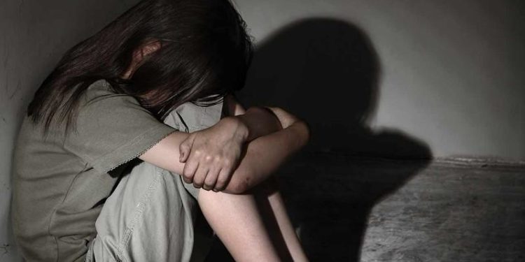 Бишкекте 13 жаштагы кызды зордуктоого шектелген 2 милиция кызматкеринин жазасынын мөөнөтү кыскарды