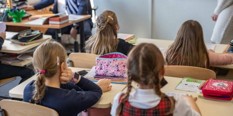 «Учурда каралып жатат». Билим берүү министрлигине каникулду узартуу боюнча сунуш түштү