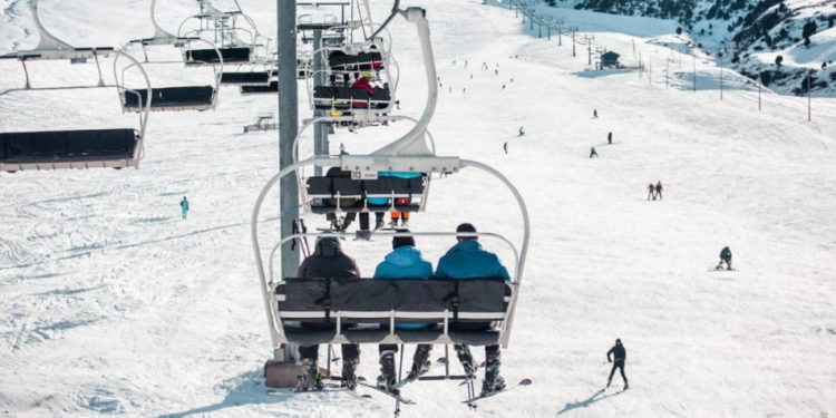 Соцтармакта тоо лыжа базасында асма жолдо бара жаткандар кулап кете жаздаган видео тарады