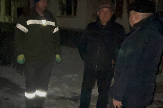 Энергетика министри Бишкектеги жарыгы өчүп калган үйгө барды (видео)