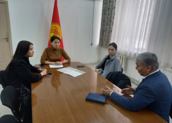 Акыйкатчы жол кырсыкта каза болгон кыздын жакындары менен жолукту