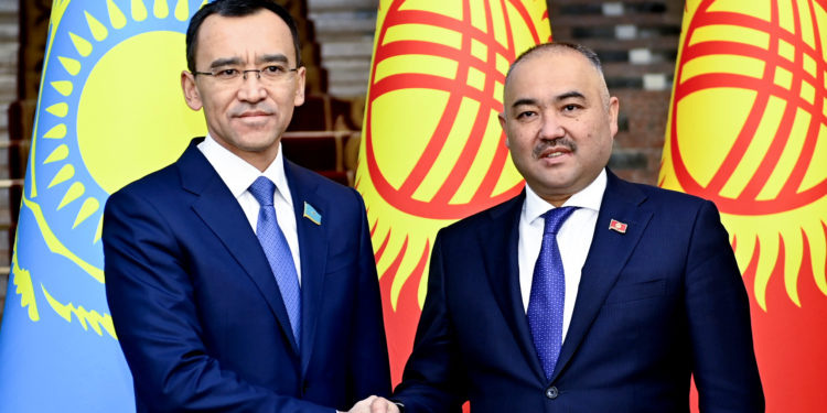 Төрага Нурланбек Шакиев Казак парламентинин сенатынын төрагасы менен жолугушту