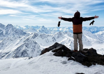 Катуу суук элдин чыгармачылыгын «ойготуп» жатат. Тамашалуу роликтин видеосу