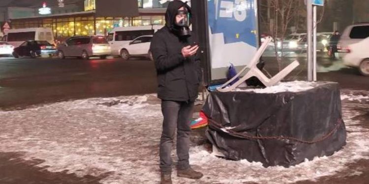 Бишкекте противогаз кийип жүргөн жигит көпчүлүктүн көңүлүн бурду
