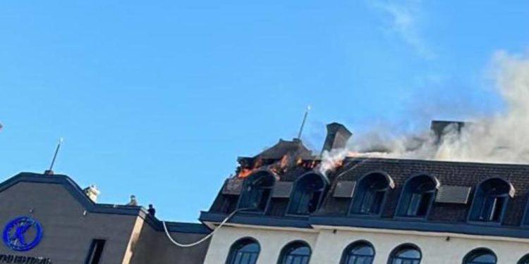 Бишкекте көп кабаттуу үйдүн чатыры өрттөнүп жатат (видео)