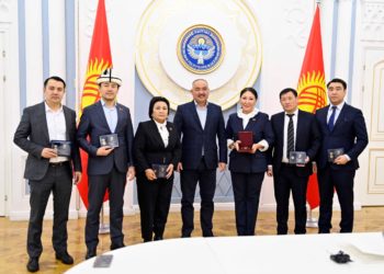 6 депутат төрага Нурланбек Шакиевдин колунан сыйланышты (сүрөт)