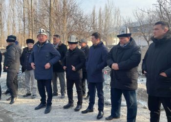 Депутаттар Тажикстандын кол салуусунан жабыркаган Баткендеги айылдарга барышты