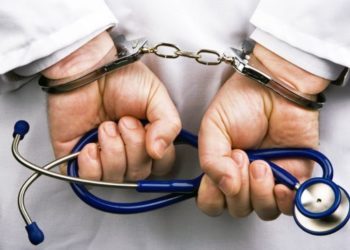 «Бул окуяга байланыштуу көп дарыгерлер иштен кеткиси келип жатат». Министрлик камакка алынган дарыгерлер тууралуу үн катты