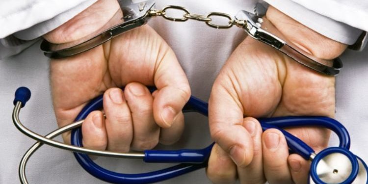 «Бул окуяга байланыштуу көп дарыгерлер иштен кеткиси келип жатат». Министрлик камакка алынган дарыгерлер тууралуу үн катты