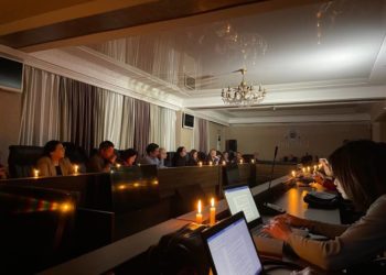 «Жарык жок». Камакка алынган активисттердин иши боюнча жыйында шам менен отурушат