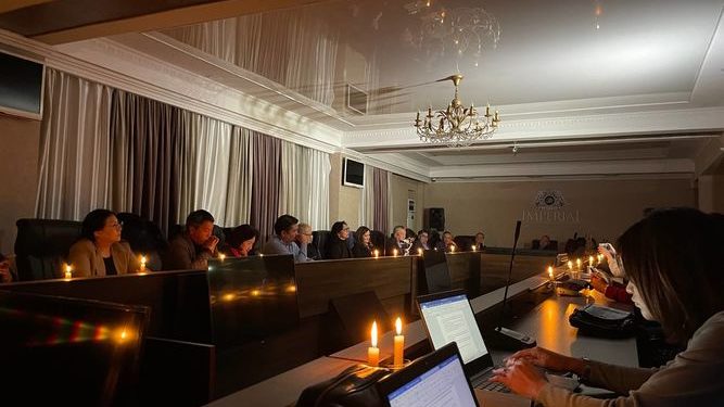 «Жарык жок». Камакка алынган активисттердин иши боюнча жыйында шам менен отурушат