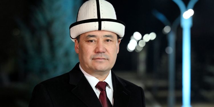 Садыр Жапаров Жаңы жыл менен куттуктады. Видео Баткенде тартылган