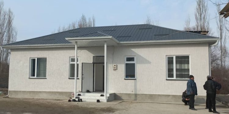 «Снаряд түшкөн». Тажикстандын кол салуусунан үйү жараксыз болуп калган жаран жаңы үйгө кирди (сүрөт)