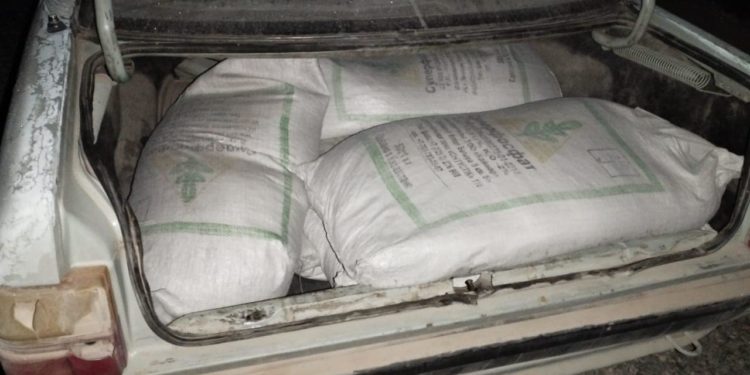 УКМК: Минералдык жер семирткичтерди контрабандалык жол менен ташыгандар кармалды