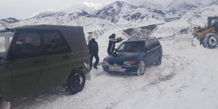 Кар көчкү жүргөн Кара-Кулжа — Алайкуу жолу бир тараптуу ачылды