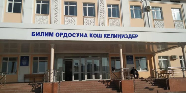 Эми өлкөдөгү бардык мектептердин кире беришинде «Билим ордосуна кош келиңиздер» деген жазуу болот