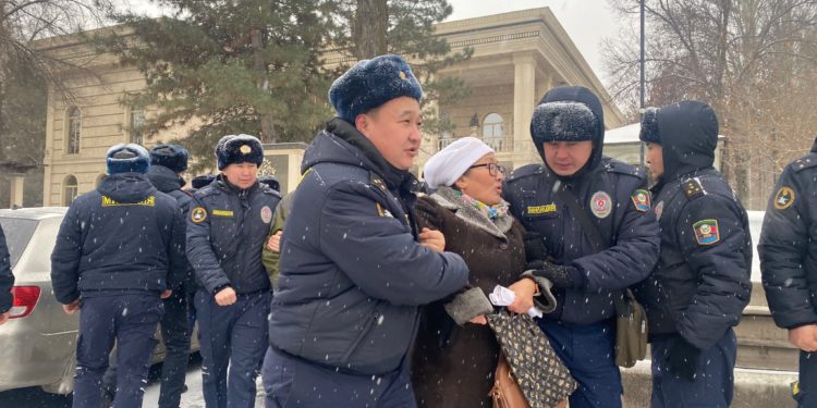 Бишкекте митингге чыккандарды милиция кармап кетти