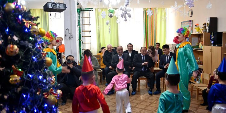 Нурланбек Шакиев мектепке чейинки билим берүү мекемесине барып, компьютер тапшырды