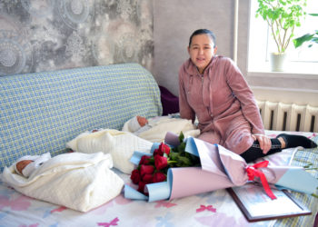 Бишкекте үч эм төрөлгөн үй-бүлөгө 90 миң сом тапшырылды (сүрөт)