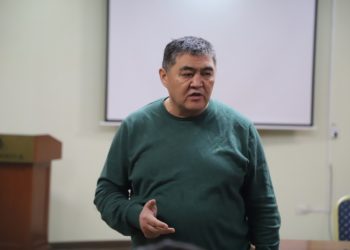 Ташиев Азия чемпионатына катышуу үчүн жөнөп жаткан спортчуларга жолукту