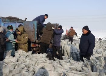 Баткенден эвакуация болуп, Бишкек жана Чүйдө убактылуу жашап жаткандарга акысыз көмүр берилип жатат. Даректер