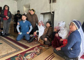 Чоң-Алайга көчүрүлгөн памирлик кыргыздарга депутаттар эмне беришти?