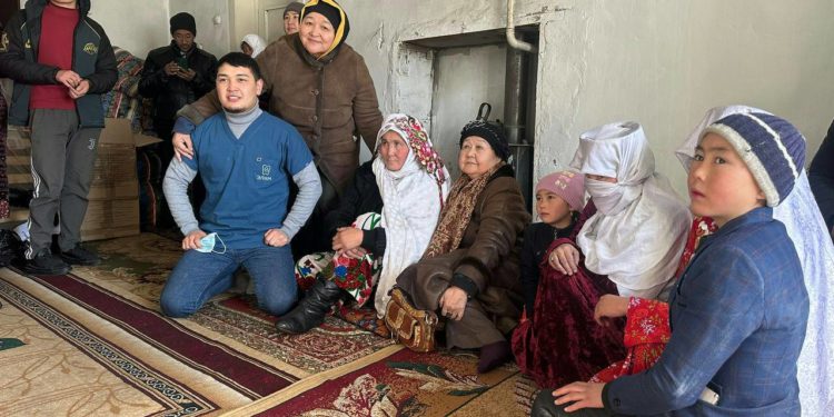 Чоң-Алайга көчүрүлгөн памирлик кыргыздарга депутаттар эмне беришти?