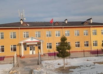 Тажикстандын кол салуусунан талкаланган Лейлектеги 2 мектеп оңдолду