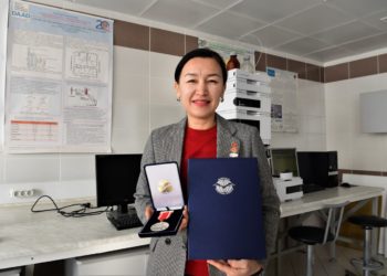 Кыргызстандык окутуучу Японияда кымыз боюнча долбоор жазып, эл аралык медаль алды (сүрөт)