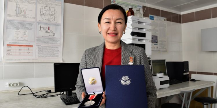 Кыргызстандык окутуучу Японияда кымыз боюнча долбоор жазып, эл аралык медаль алды (сүрөт)