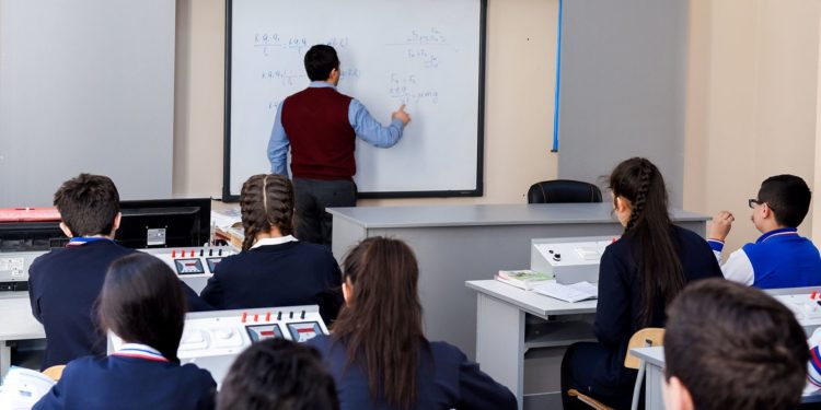 «Мектептер агайларга муктаж». Билим берүү министри кайрылуу жасады