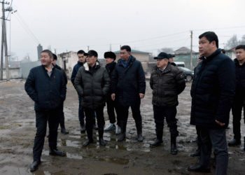 Акылбек Жапаров баткак болгон Сокулуктагы мал базарга барып, оңдош керегин айтты