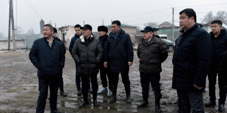 Акылбек Жапаров баткак болгон Сокулуктагы мал базарга барып, оңдош керегин айтты