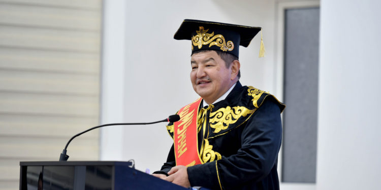 Акылбек Жапаров ОшМУга барып, ага «Ардактуу профессор» наамын ыйгарышты