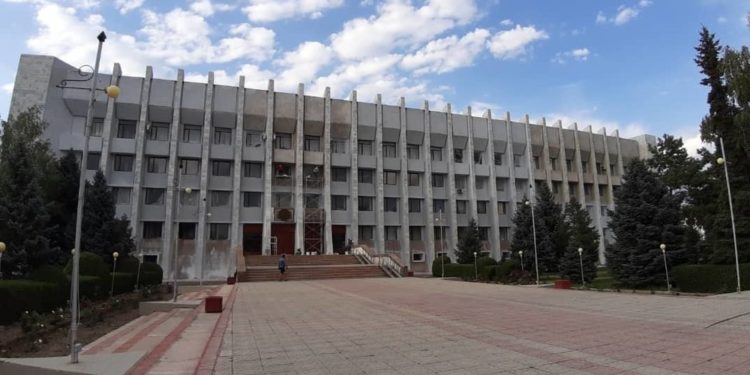 УКМК Таластын биринчи вице-мэрин, шаардык кеңештин спикерин кармады