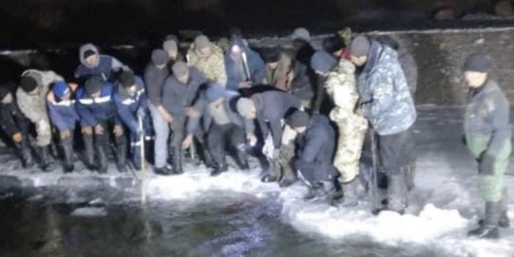 “Чана тээп жүрүп кирип кеткен”. Ошто 6 жаштагы кыздын жансыз денеси муздун алдынан табылды