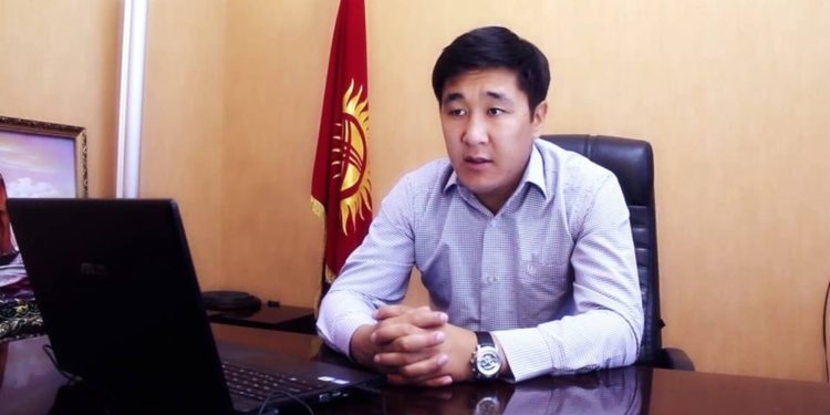 “Президент Садыр Жапаров ар бир үй-бүлөгө 15 миң сомдон таратып жатат” деген маалымат төгүнгө чыгарылды