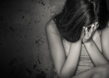 Бишкекте кордолгон 13 жаштагы кыз. Эки милиция кызматкеринин жакындары сотту сатып алышканбы?