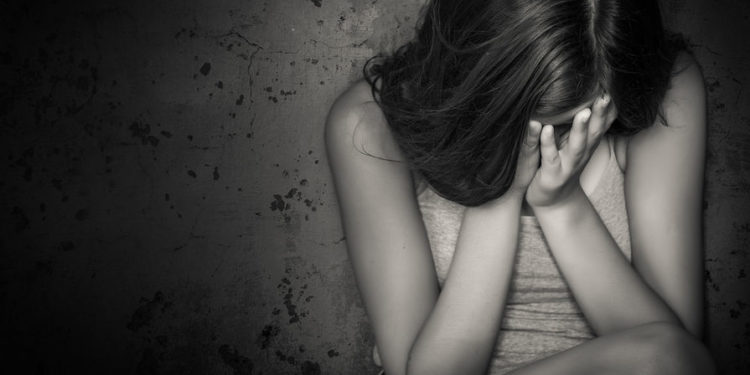 Бишкекте кордолгон 13 жаштагы кыз. Эки милиция кызматкеринин жакындары сотту сатып алышканбы?