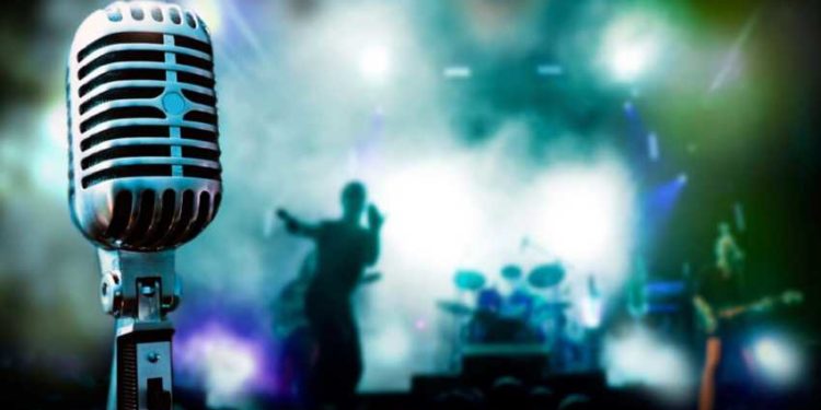 Кыргызстанда фонограмма менен ырдоого тыюу салынды