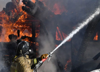 Экинчи кабаты толук күйүп кетти. Кара-Жыгач айылындагы балдар үйүнөн чыккан өрт өчүрүлдү